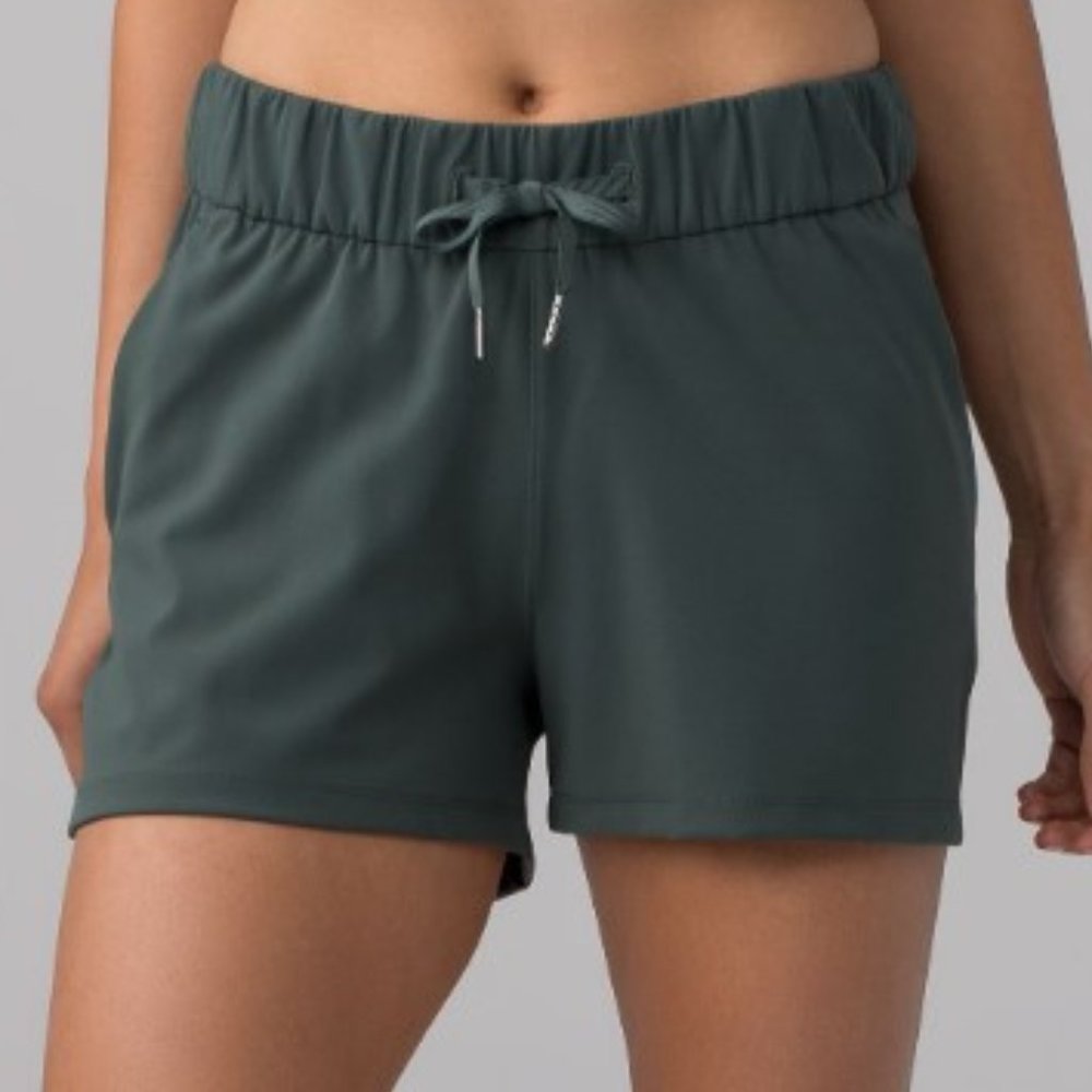 LuluLemon On The Fly Short Dark Forest Sz 2 Excellent Like New